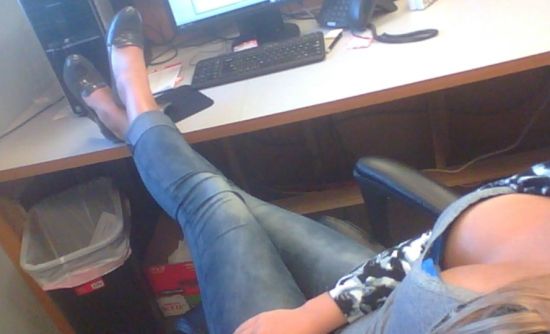 Стройная 18 летняя няша раздвигает ноги на стуле перед вебкамерой
