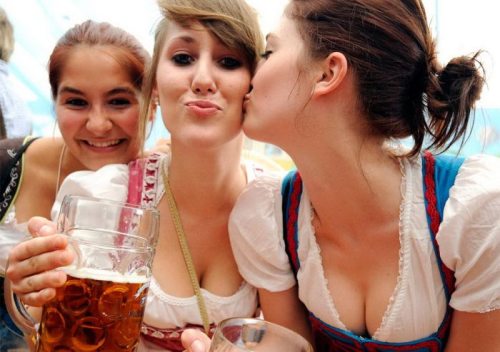 sexy-oktoberfest-cleavage-girls-19.jpg