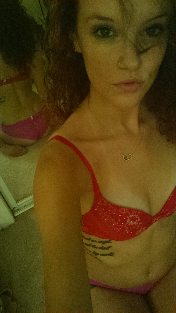 Slim babe showing her slim belly while taking selfie in red bikini