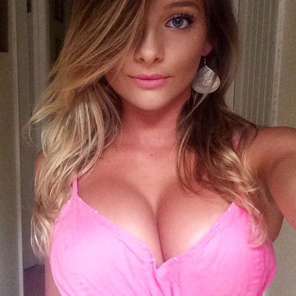 Girls With Nice Cleavage