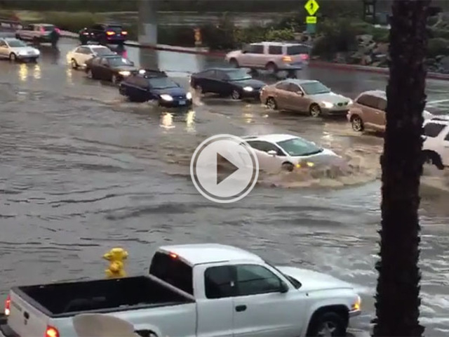 Lamborghini vs. flood (Video)