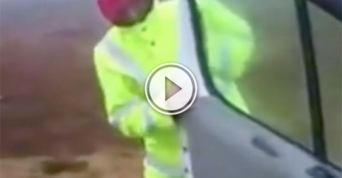 Man struggles with van door in high wind (Video)