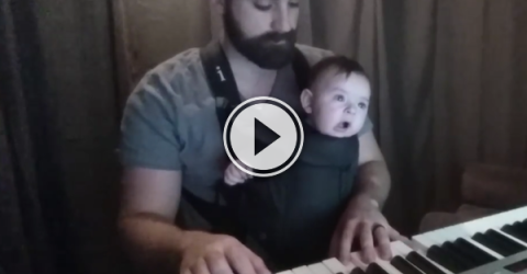 Dad plays a lullaby on the piano, baby can't resist (Video)