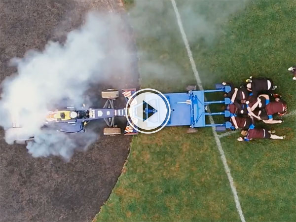 Daniel Ricciardo's Red Bull against Bath Rugby club (Video)