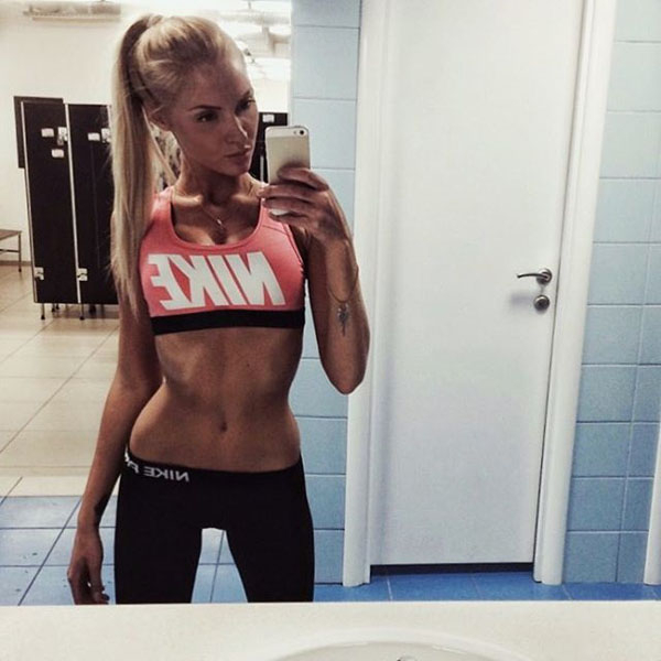 hot model Nas Diamond clicks muscular abs selfie in NIKE gym suit