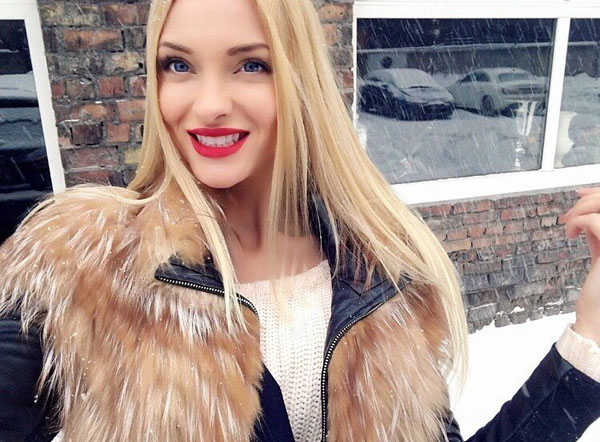 sexy model Nas Diamond takes red hot lips selfie with pretty blue eyes while wearing golden furry jacket