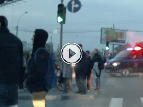 Average day in Russia as runaway canon careens down street (Video)