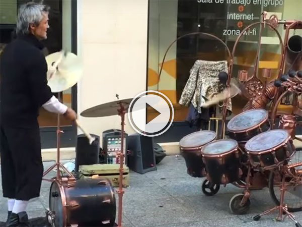 Street musician in Spain has unique drum skills (Video)