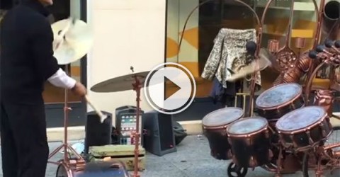Street musician in Spain has unique drum skills (Video)