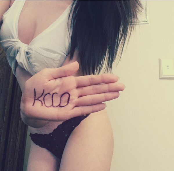 Hot chick showing KCCO written on her palm