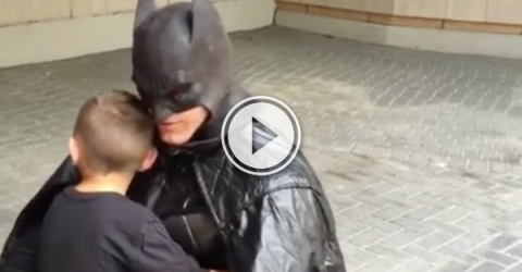 Toronto Batman comes out of retirement to visit a brave kid (Video)