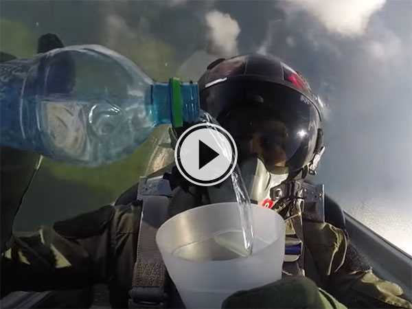 Cool physics as pilot drinks water in a jet fighter (Video)
