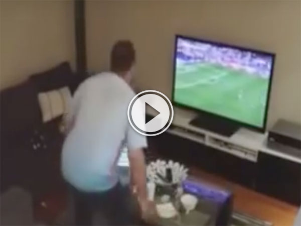 Girlfriend pranks Turkish fan partner by turning TV off (Video)