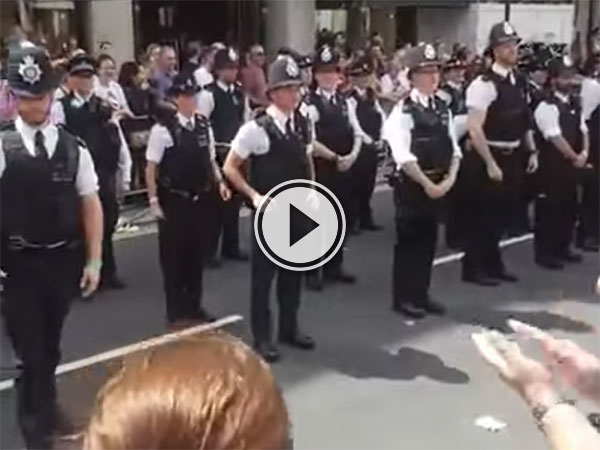 London police officer proposes to boyfriend (Video)