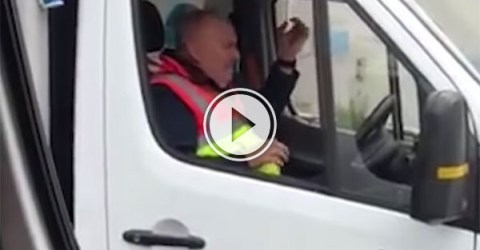 Tesco delivery man gives passionate rendition of La Bamba (Video)