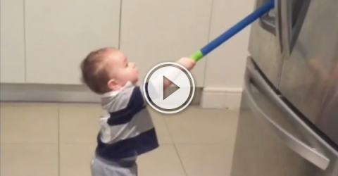 Kid uses a toy golf club and an ice machine for practice! (Video)