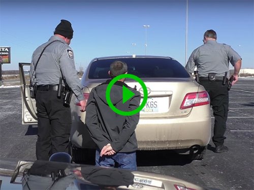 Cop helps man propose to his girlfriend (Video)