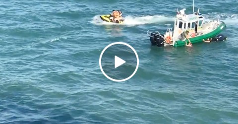 Cruise ship nearly runs over jet skiers (Video)