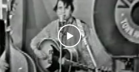 Johnny Cash completely roasts Elvis Presley (Video)