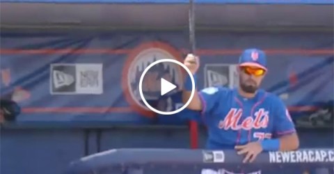 Mets player makes incredible catch of flying bat (Video)