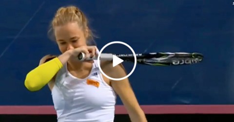 Tennis player can't stop laughing at opposite player's mistake (Video)