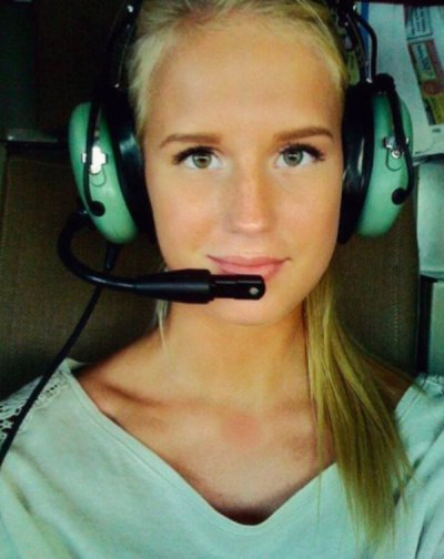 These Swedish pilots are heating up the cockpit (32 Photos) :