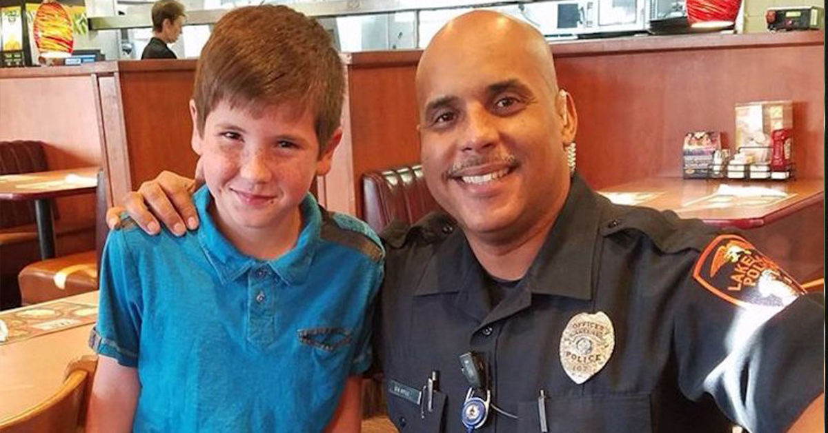 Young boy pays for police officer’s breakfast and leaves sweet note