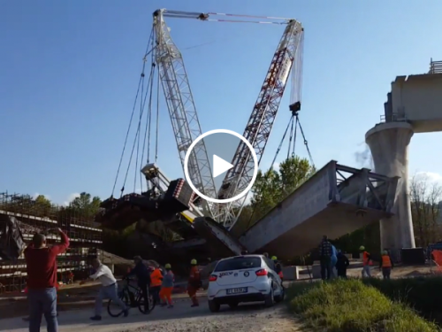Crane collapses during construction (Video)