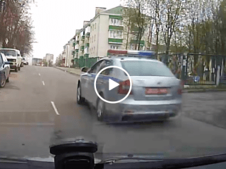 Criminal hangs onto car to avoid cops (Video)