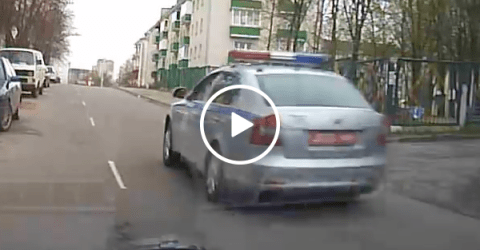 Criminal hangs onto car to avoid cops (Video)