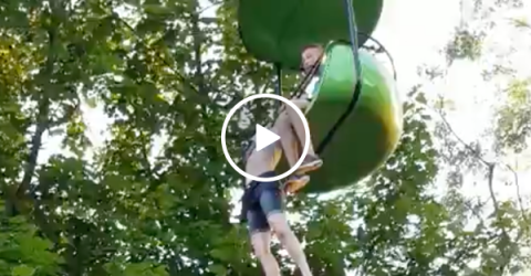 Waterpark visitors save girl hanging from skyride (Video)