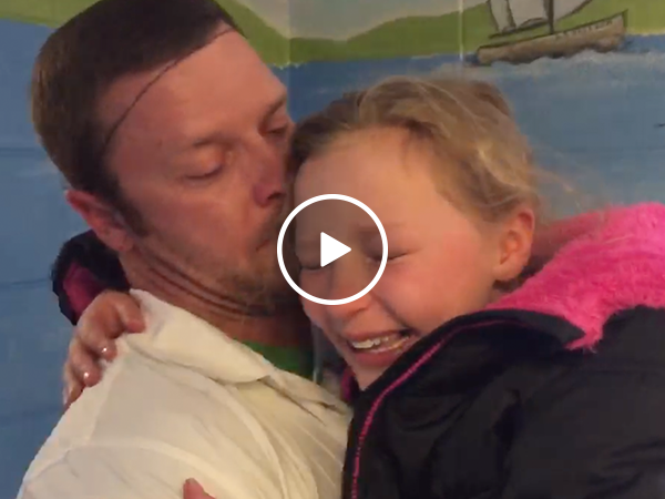 Dad surprises daughter during lunch after military deployment (Video)