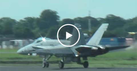 Irish guy comments on F18 take off