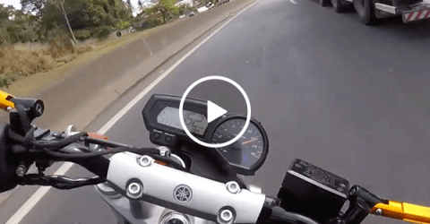 Guy wearing flip flops crashes motorcycle on Brazilian highway (Video)