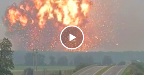 Ukrainian arms explosion forces thousands to evacuate (Video)