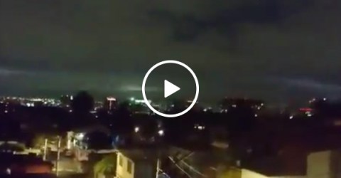 Men film strange lights during earthquake in Mexico (Video)