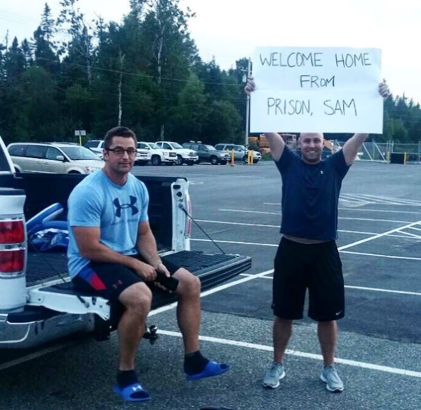 Funniest Signs From People Waiting At The Airport