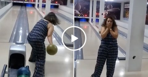 Woman Has No Idea How To Bowl | Lady Fails Miserably At Bowling Alley