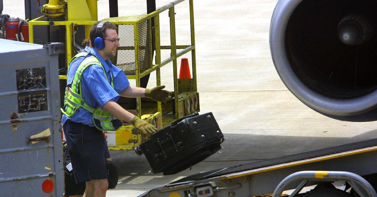 Baggage handlers share some secrets that you should know (17 Photos