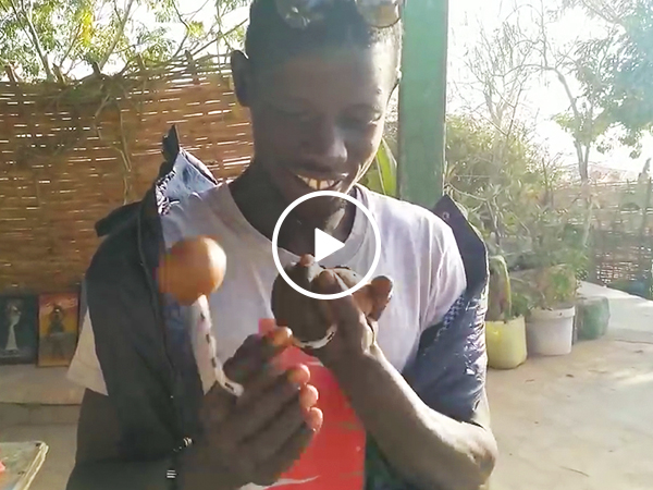 Man playing the cas cas is mesmerizing (Video)