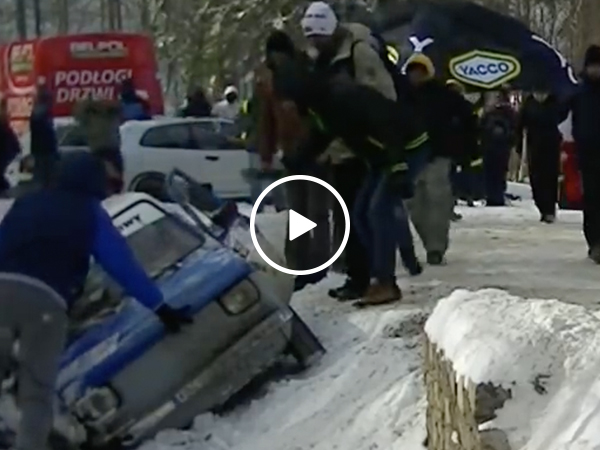 Polish rally fans lift car out of ditch during race (Video)