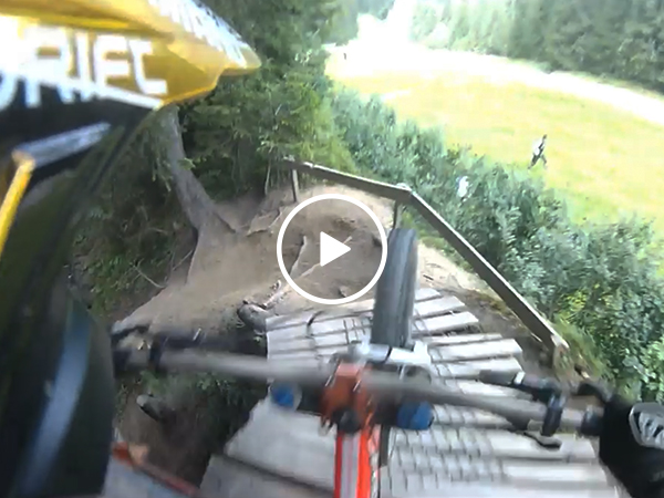 Sharp turn on trail takes out 4 mountain bikers (Video)