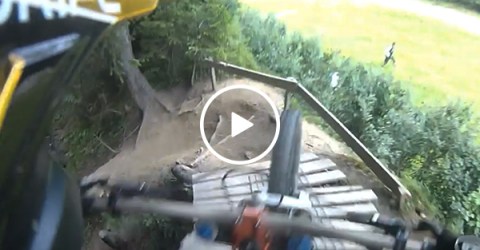 Sharp turn on trail takes out 4 mountain bikers (Video)