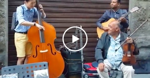 Korean tourist in Florence asks to play with street band, blows everyone's mind (Video)