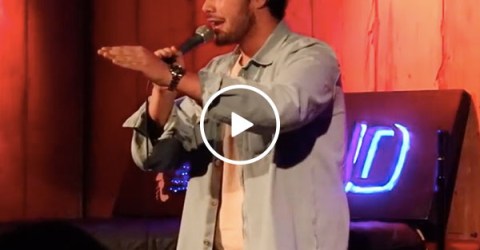 Comedian scorches heckler with razor sharp insults (Video)