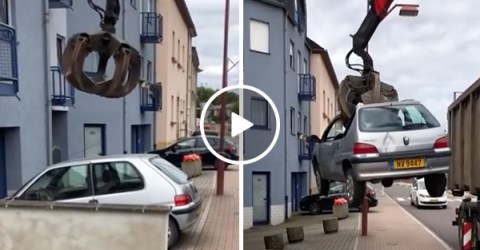 Inconsiderate neighbor parked in the WRONG driveway (Video)