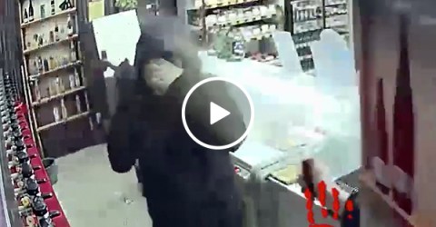 Hammer-wielding thief gets f*cked up with some TRUTH (Video)