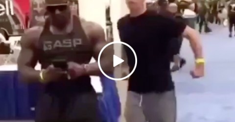Guy with a death wish shoves bodybuilders (Video)