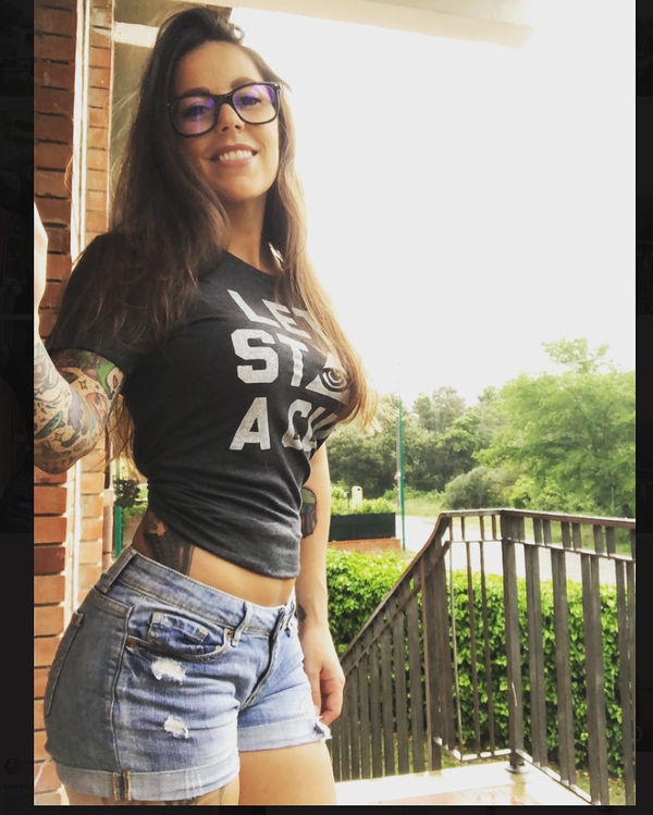 Beautiful woman sporting the tiniest of shorts is a summer treat theCHIVE