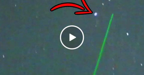 UFO makes sharp maneuvers when hit with laser pointer (Video)